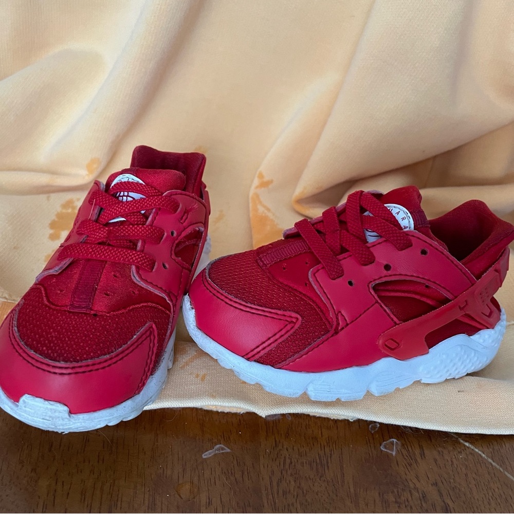 Size 6c toddler Nike huaraches. In good condition